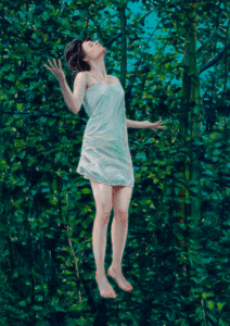 Schwebende Frau mit Trägerkleid vor Wald mit blauem Himmel